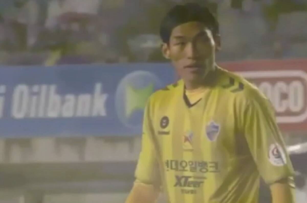 Epic fail: Arquero coreano realizó el peor saque lateral de la historia y provocó derrota de su equipo