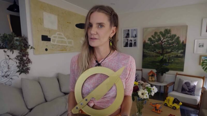 Aquí aparece mostrando su importante logro.