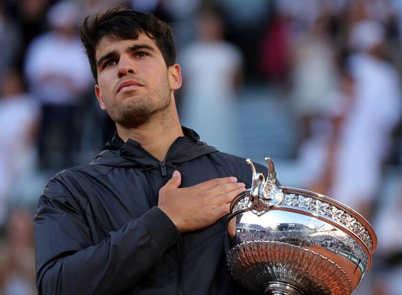 carlos alcaraz venció en cinco sets a Alexander Zverev para quedarse con Roland Garros. EFE