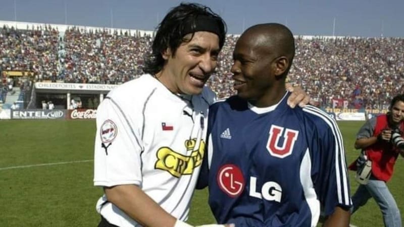 Iván Zamorano jugando un Superclásico con Colo Colo.