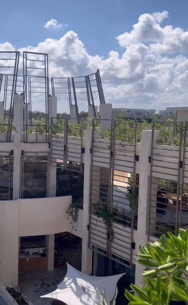 Rebeca Naranjo muestra resort donde se hospedará.