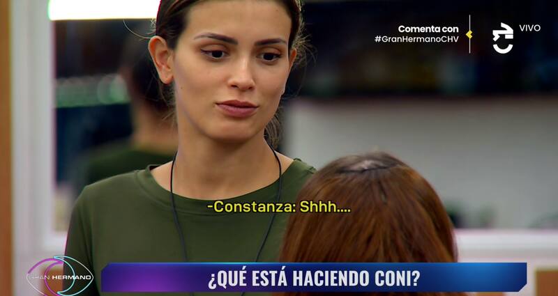 Constanza Capelli hablando con Ignacia Michelson en "Gran Hermano" Chile.