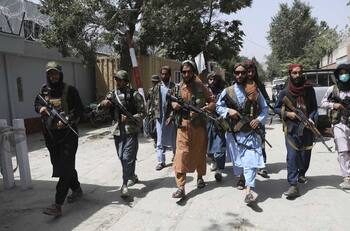 Talibanes cuelgan cuerpos ensangrentados de secuestradores en diversas plazas de Herat