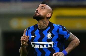 Rivales de Arturo Vidal en el mediocampo se irán del Inter de Milán esta pretemporada