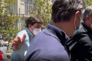 VIDEO | A huevazos recibieron a opositor venezolano Leopoldo López: fue en la entrada de la Convención Constitucional