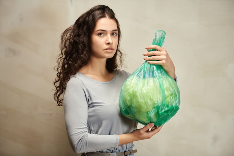 Botar frecuentemente la basura ayudara a que tu cocina se mantenga más limpia y ordenada.