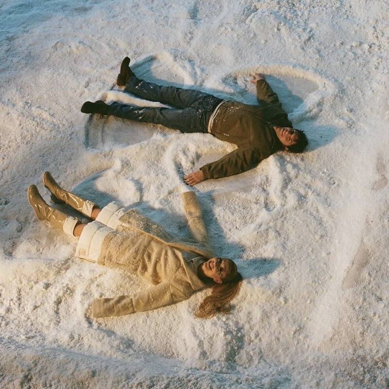 Ariana Grande y Evan Peters.