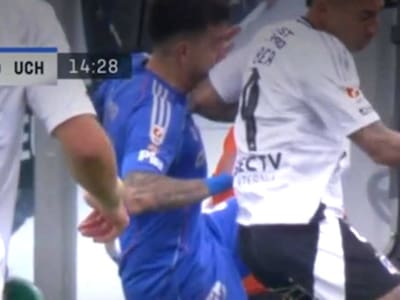 El fuerte codazo de Javier Correa a Matías Zaldivia que en U. de Chile reclamaron como roja
