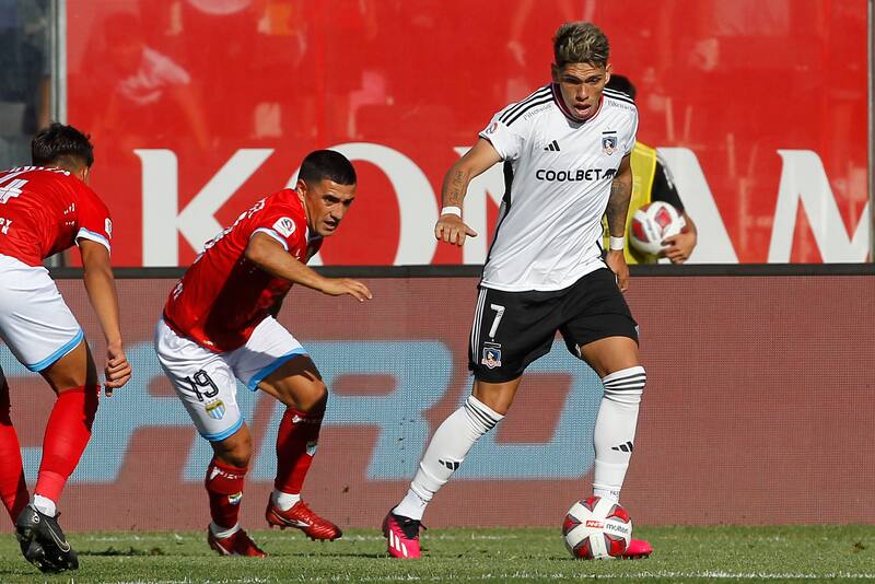 Colo Colo enfrentando a Magallanes en el estadio Monumental. (Foto: Aton)