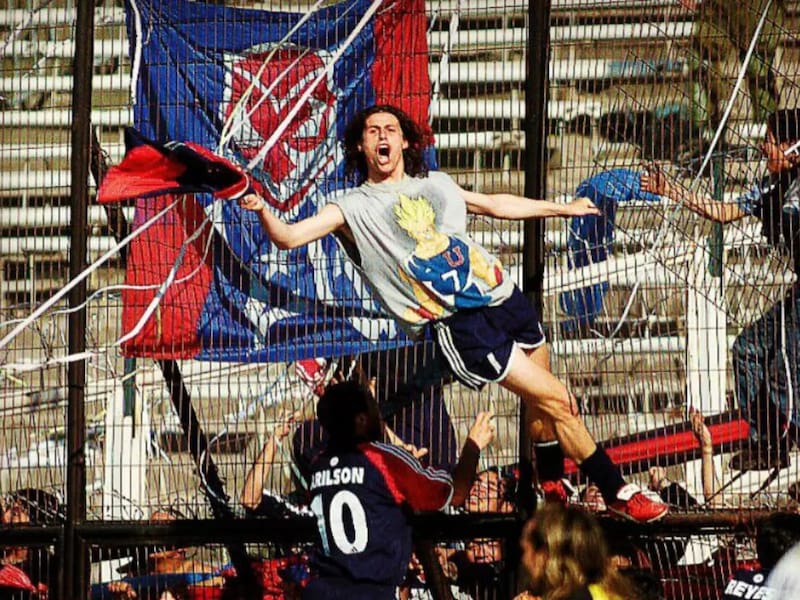 Diego Rivarola celebra en la reja del Monumental su gol en el último triunfo de la U en Macul el 2001.