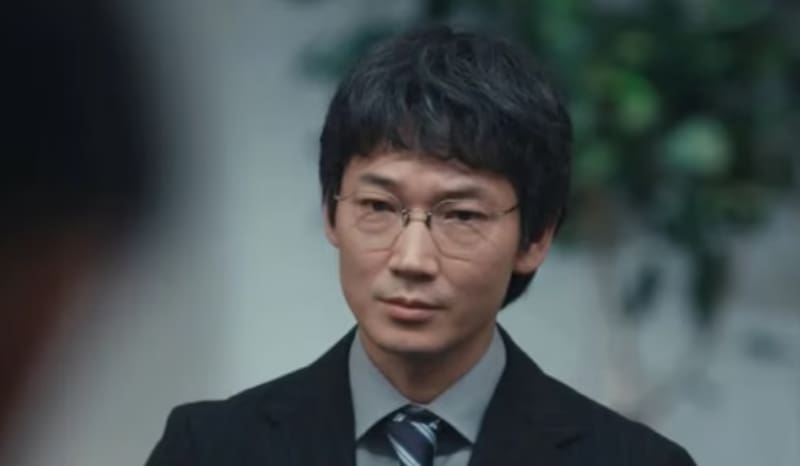 Go Ayano es Takumi Tsujimoto en el thriller policial "Estafadores de Tokio". Créditos: Netflix