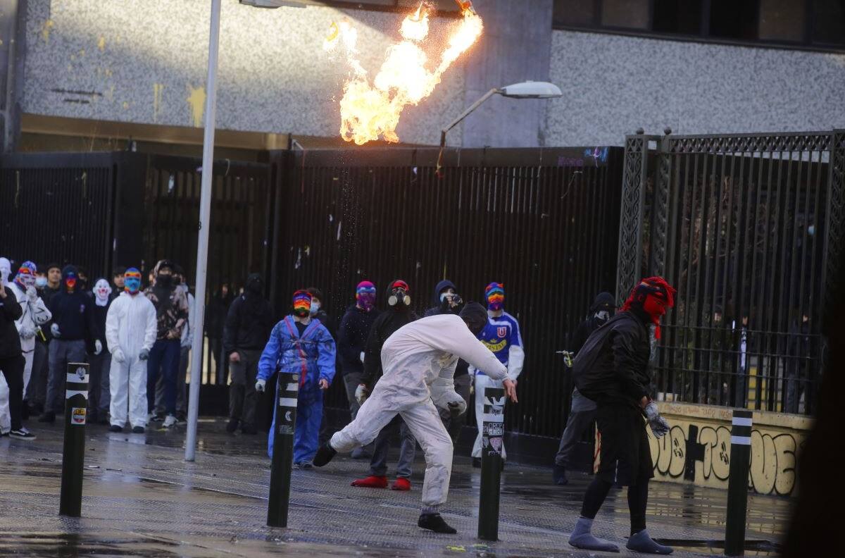 VIDEO | Incidentes en el Instituto Nacional: Se registra fuego en el segundo piso del colegio