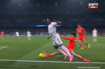 VIDEO | Piscinazo de Vinícius Júnior, penal para Real Madrid y furia total en España