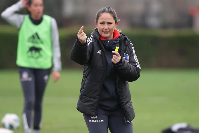 La entrenadora Tatiele Silveira dirigiendo un entrenamiento de Colo Colo Femenino.