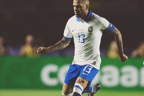 Dani Alves calificó a Vidal de "fenómeno" y alabó a Claudio Bravo con Alexis Sánchez