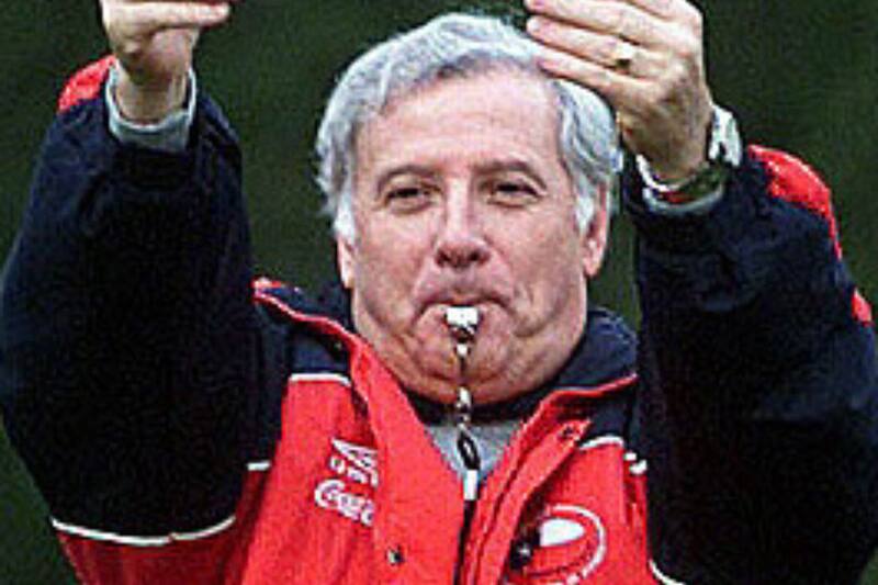 Pedro García, dirigiendo a la Selección Chilena, en el accidentado camino a Corea/Japón 2002.