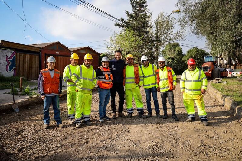 Alcalde de Maipú, Tomás Vodanovic, con trabajadores municipales. (Foto: Municipalidad de Maipú).