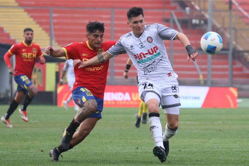 Ariel Uribe (izquierda) disputa el balón con Alfonso Parot, en el partido de la primera rueda entre Unión Española y Deportes Limache. Foto: Agencia Aton.
