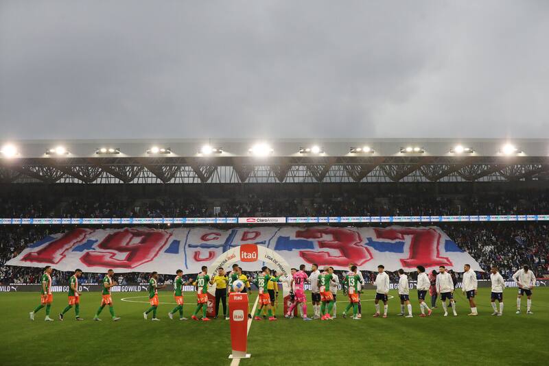 La UC vuelve a presentarse en su nuevo estadio. Foto: Agencia Aton.