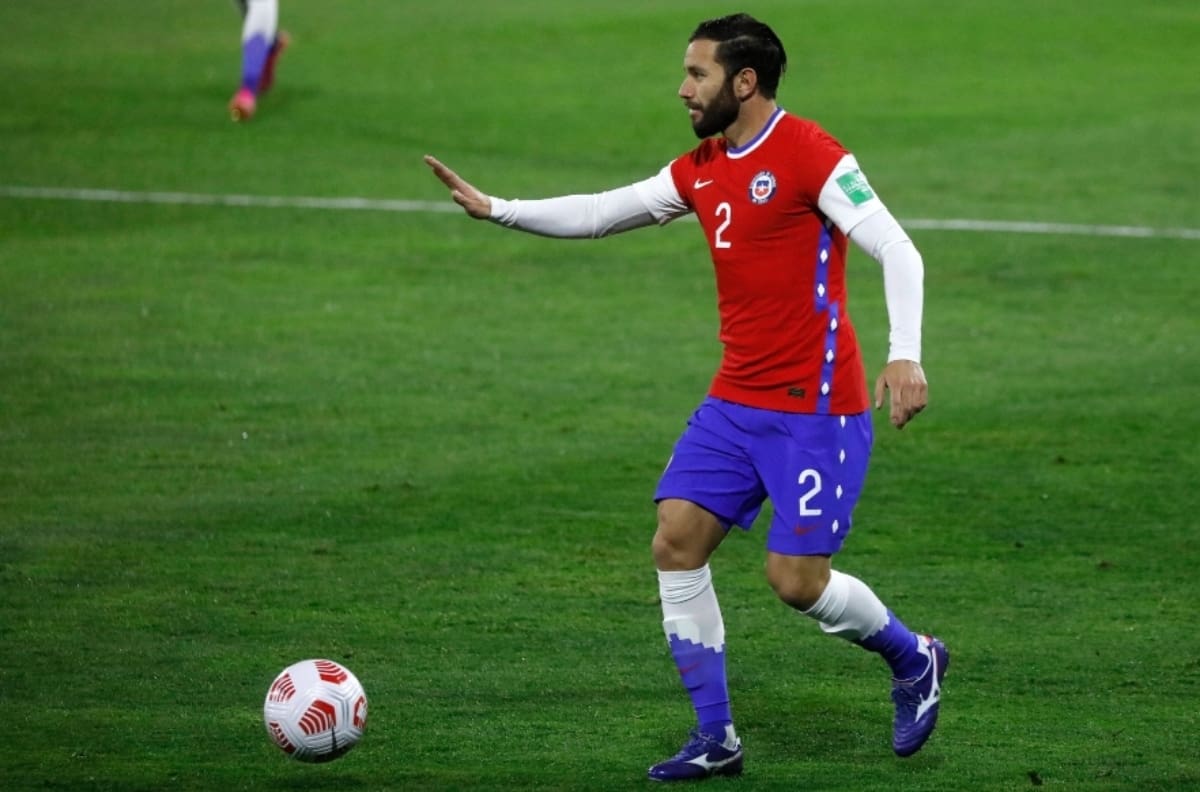 Solo exámenes de rutina: Eugenio Mena no tendría problemas físicos y estaría disponible en La Roja