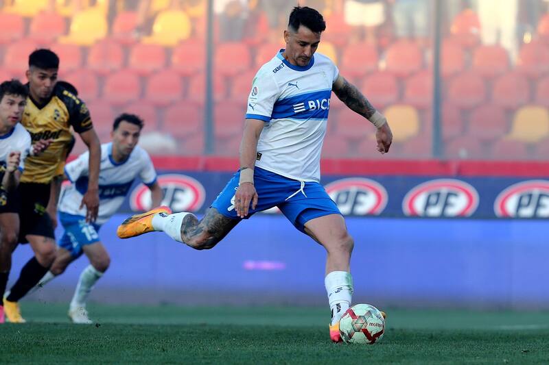 Fernando Zampedri pateando un penal para Universidad Católica. Agencia Aton