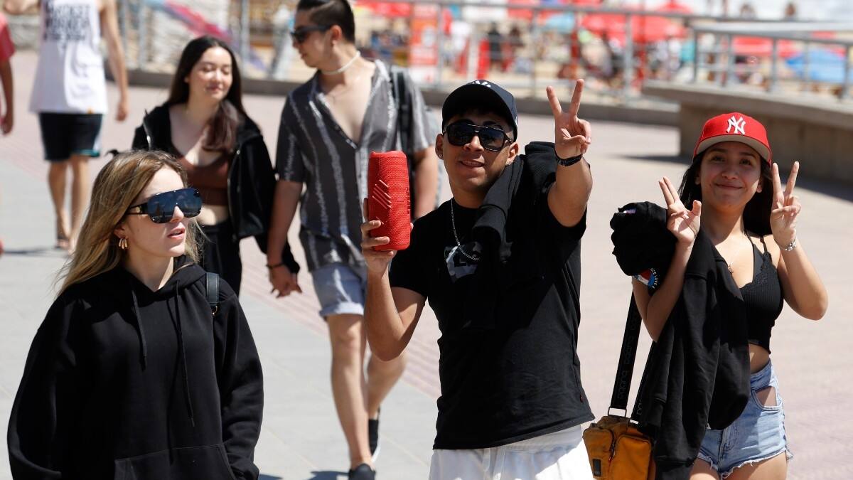 Consumo de alcohol, mascotas o uso de parlantes: Algunas de las restricciones en las playas de Chile