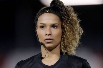 ¿Qué pasaría en Chile? Árbitra confirmó tener noviazgo con un futbolista al que dirigió