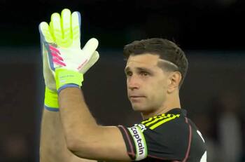 ¿Nadie lo quiso? Dibu Martínez vuelve a Aston Villa dos meses después de despedirse entre lágrimas