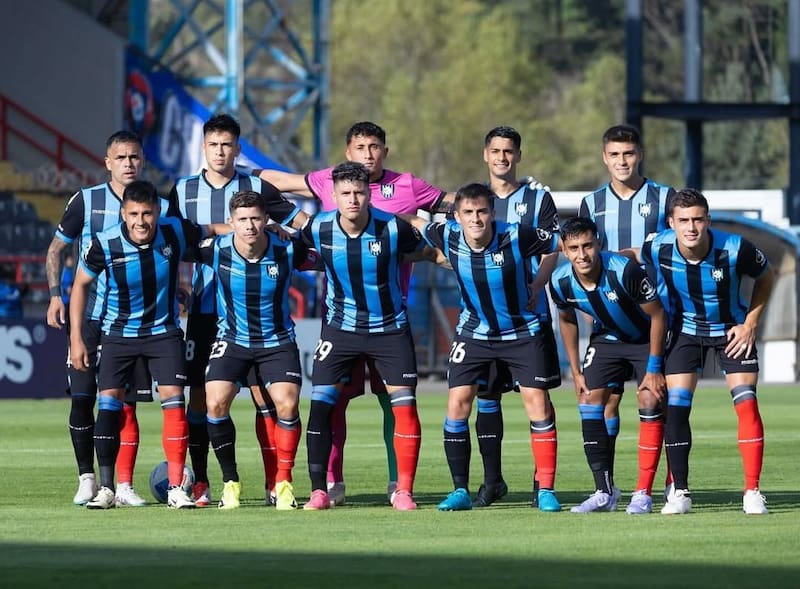 Los Acereros utilizan medias de diferentes colores como parte de una campaña por el Día Mundial del Síndrome Down. Foto: Instagram Huachipato.