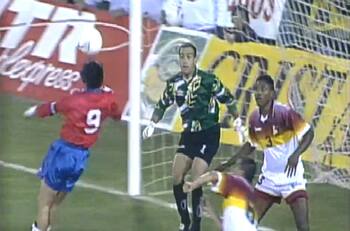 VIDEO|  A 25 años del día que Iván Zamorano humilló a Rafael Dudamel jugando por La Roja en el Monumental