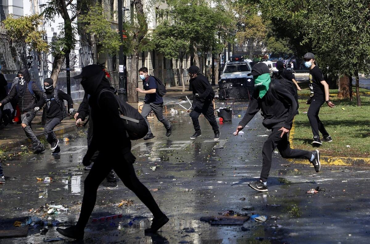 VIDEO | Estudiantes se enfrentan a Carabineros durante nuevas manifestaciones en Santiago Centro