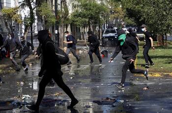 VIDEO | Estudiantes se enfrentan a Carabineros durante nuevas manifestaciones en Santiago Centro