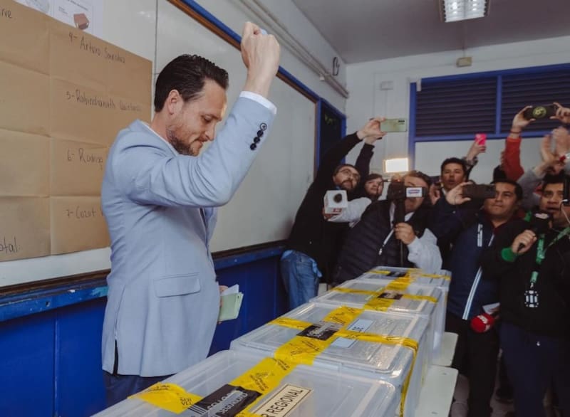 Rodrigo Wainraihgt ejerciendo su deber cívico este domingo. Créditos: Instagram