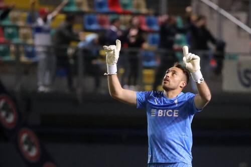 El portero contó por qué decidió no moverse de Santiago. Foto: Agencia Aton.