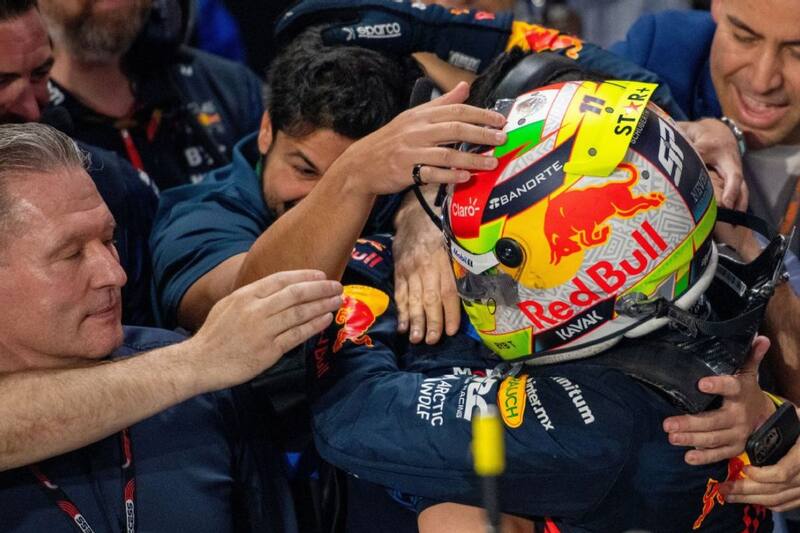 El papá de Max Verstappen cuestionó el triunfo de Checo Pérez.