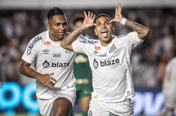 Tuvo un fugaz paso por el fútbol chileno y hoy es clave en la resurrección del mítico Santos de Brasil