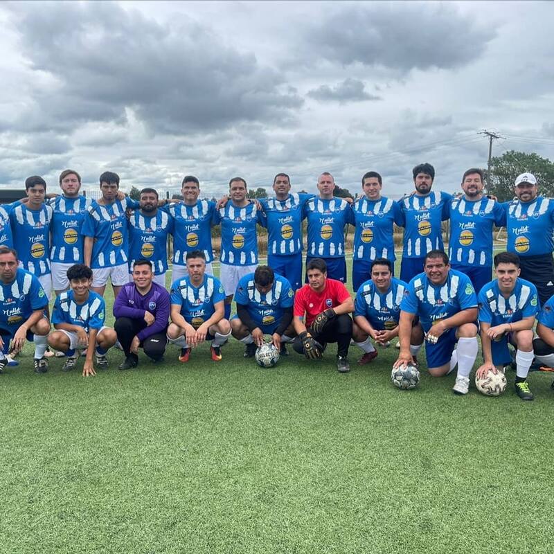 El exfutbolista tiene escuelas de fútbol para adultos en Santiago y Rancagua.