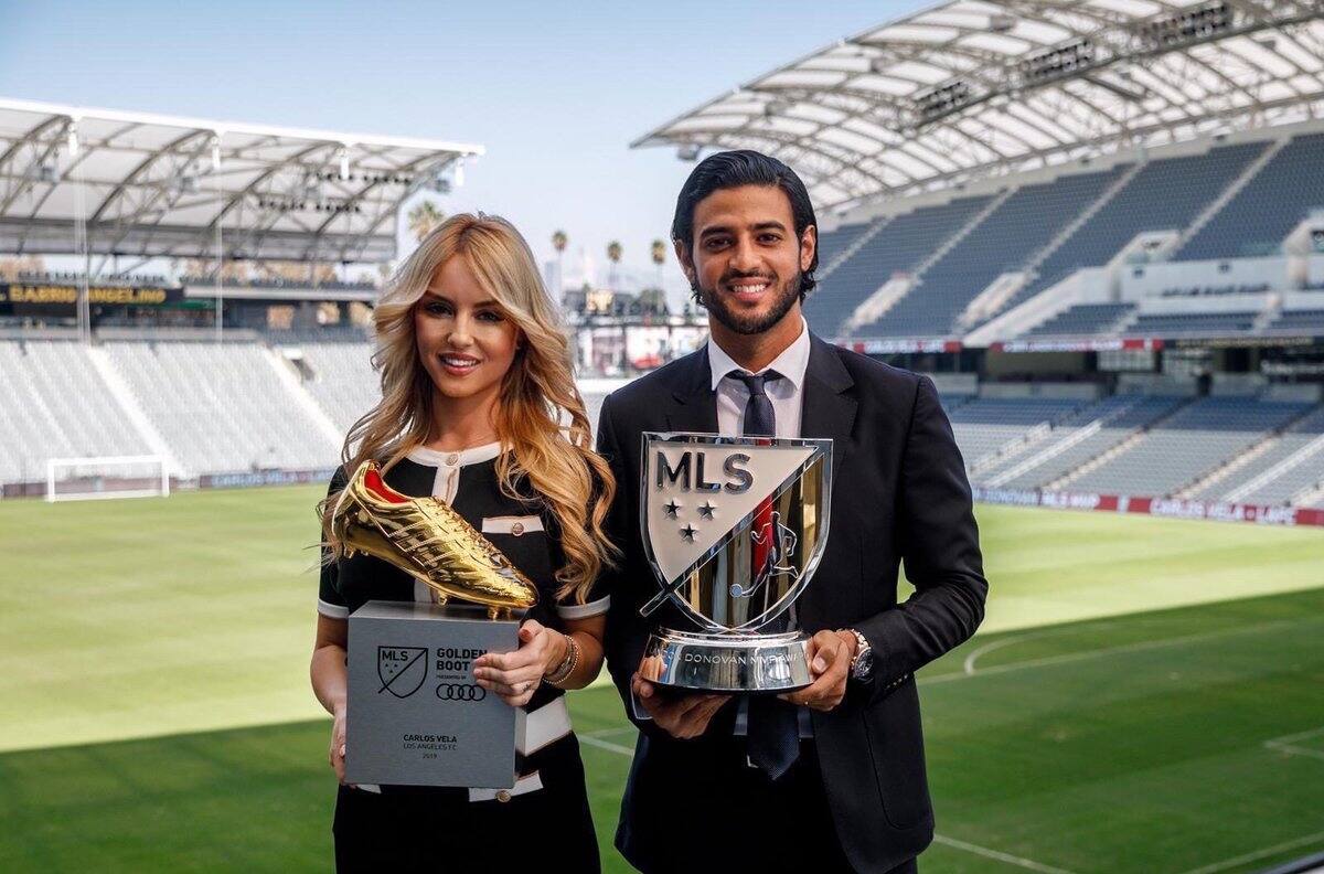 La emotiva foto navideña de Carlos Vela y su pareja