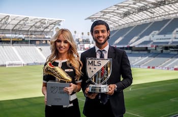 La emotiva foto navideña de Carlos Vela y su pareja