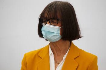 ¿Quién es Rosa Devés, la mujer que podría reemplazar a Ennio Vivaldi como rector de la U. de Chile?