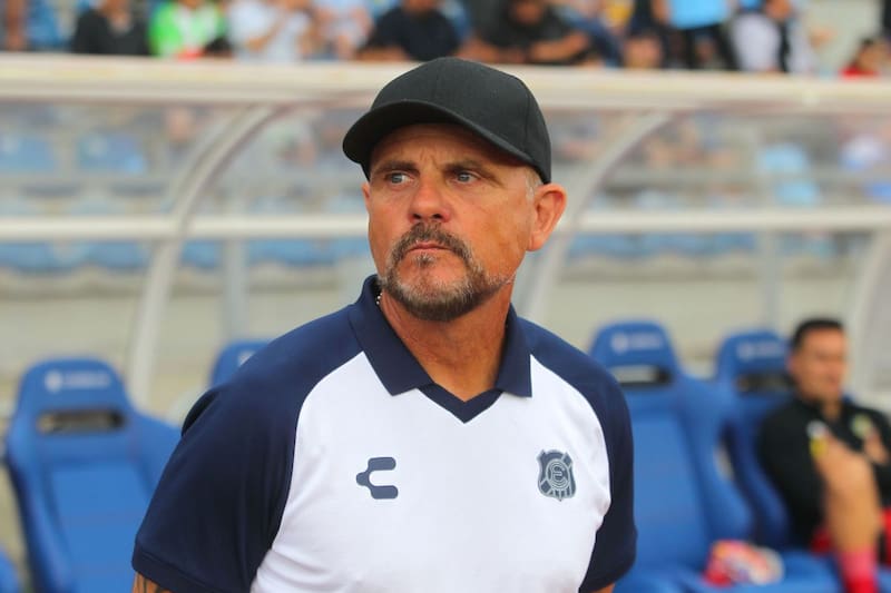 El entrenador argentino salió en defensa de su continuidad y la de Fernando Ortiz en Colo Colo. Foto: Agencia Aton.