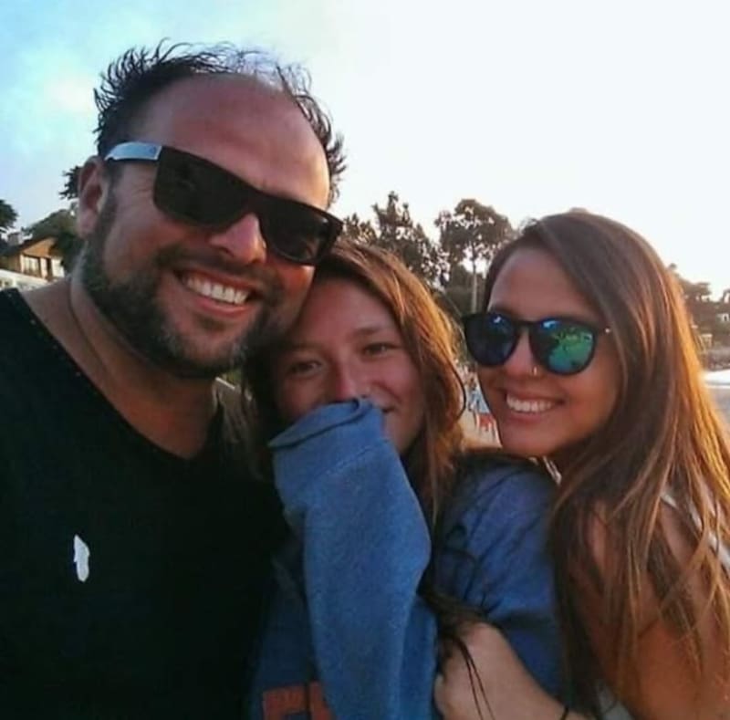 Patricio Cisternas junto a sus "princesas", tal como él les dice. Créditos: Instagram