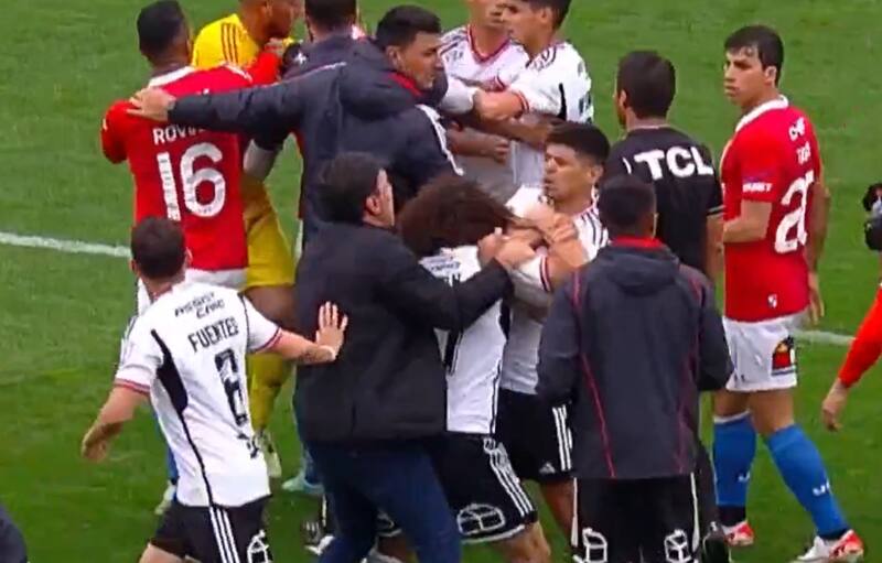 Maximiliano Falcón siendo controlado por Gustavo Quinteros en partido de Colo Colo.