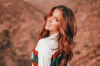 Pasado como actriz y antivacunas: Quién es Cata Vallejos y las polémicas que la han marcado el último tiempo