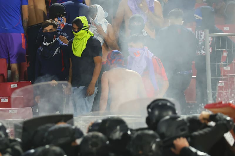 Hinchas fueron identificados por el sistema de reconocimientos facial del club. Foto: Aton.