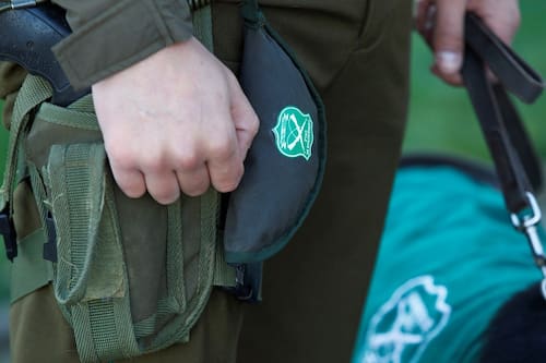 BolaWrap: Esta es la nueva arma de Carabineros que fue descrita como "la que usa Batman"