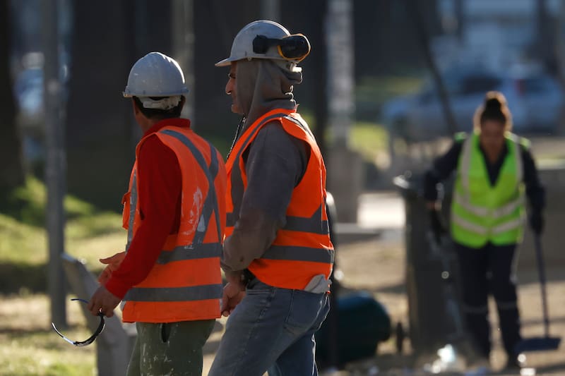 Con la reducción de la jornada laboral, se busca mejorar la calidad de vida de los trabajadores de todo el país, para que puedan pasar más tiempo en familia y dedicados a su desarrollo personal. Créditos: Sebastian Cisternas/Aton Chile.