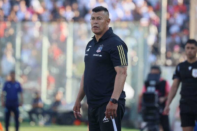 dirigiendo a Colo Colo en el Estadio Monumental.