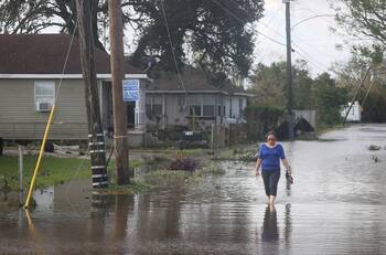 Huracán Ida pierde fuerza y avanza hacia el sur de EE.UU como tormenta tropical
