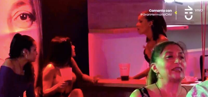 La discusión de Constanza Capelli y Scarlette Gálvez. Foto: CHV.